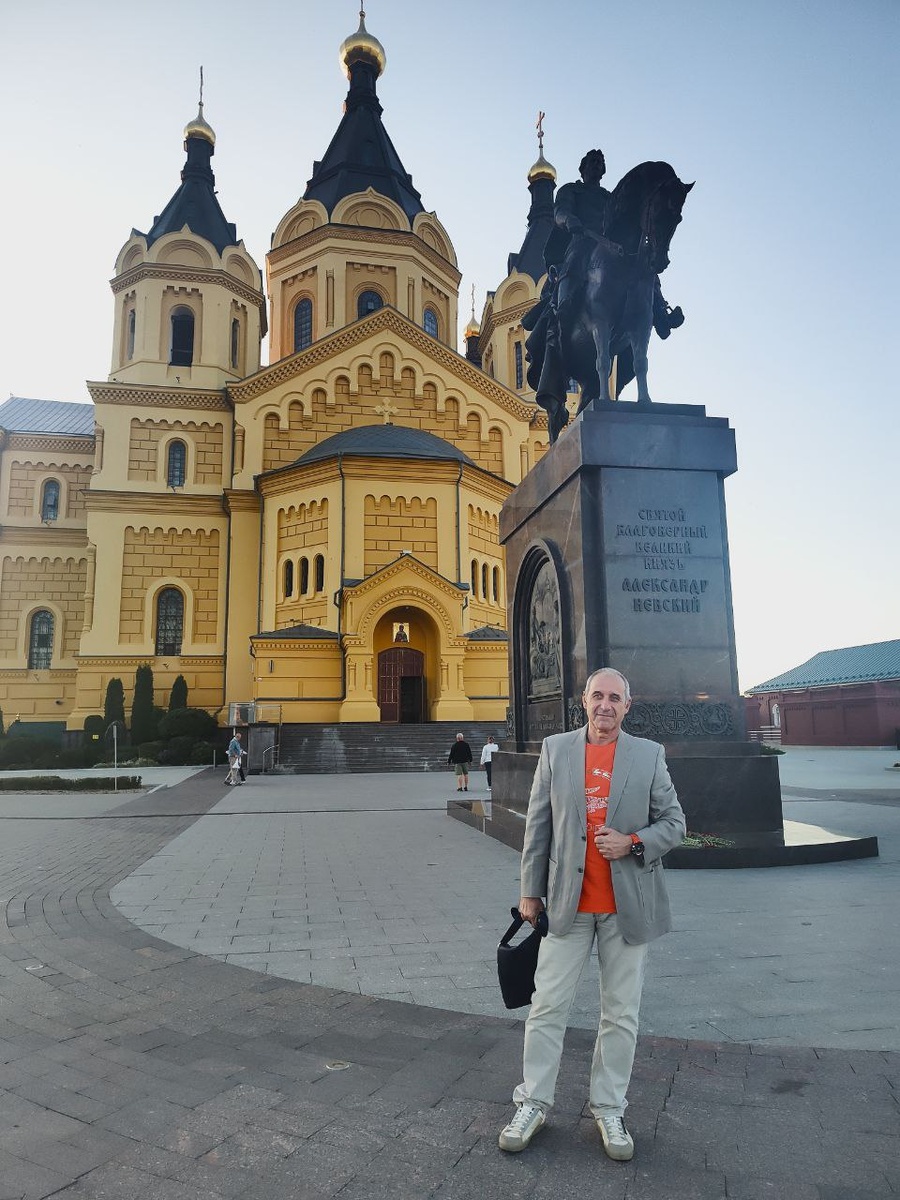 За спиной мужа - Александро-Невский собор (Построен в 1868–1881 годах по проекту архитектора Льва Владимировича Даля) и памятник Александру Невскому (установлен и освящён в 2021 году). Но вся красотоа дальше - листайте галерею