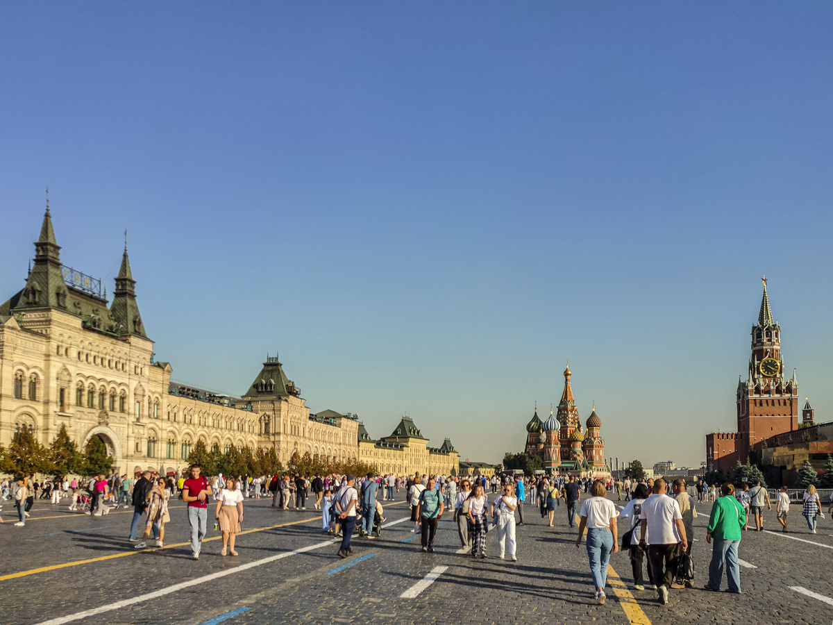 Площадь москвы. Фото поливальной машины на красной площади. Не ходи на москву. Дорожное хозяйство москвы. Поливальные машины в москве.