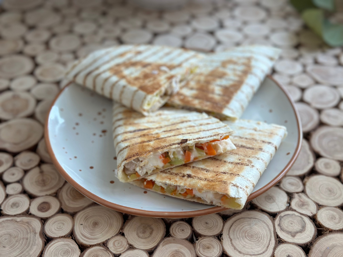 Кесадилья с курицей, овощами и сыром