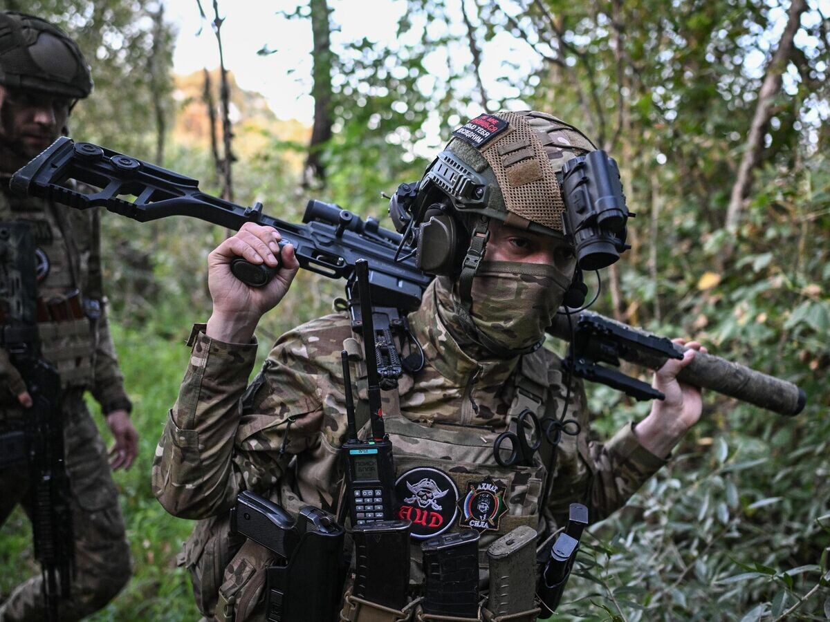    Военнослужащие снайперской группы Аида спецназа "Ахмат" во время выхода на военное задание в Курской области© РИА Новости / Сергей Бобылев