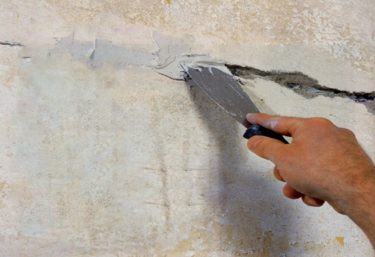 Заделка трещины ремонтным раствором.