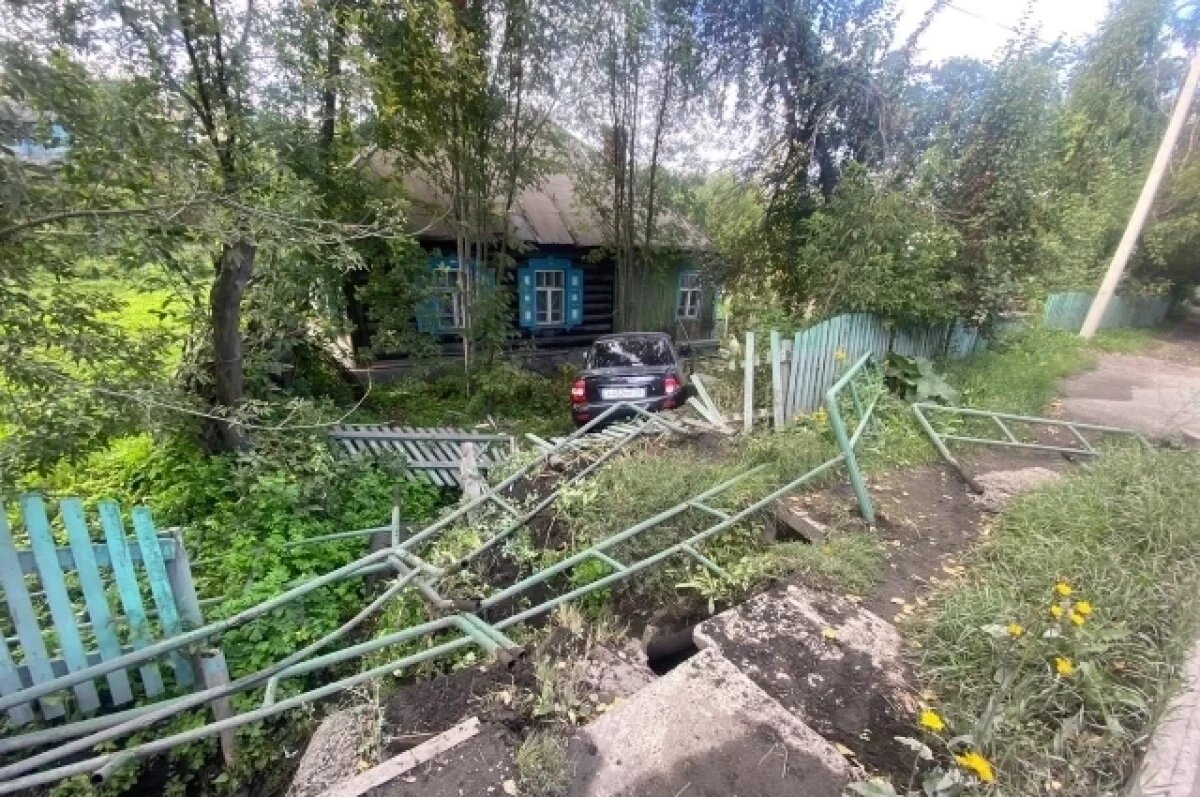    В Новокузнецке водитель на «Приоре» проломил забор и застрял в огороде
