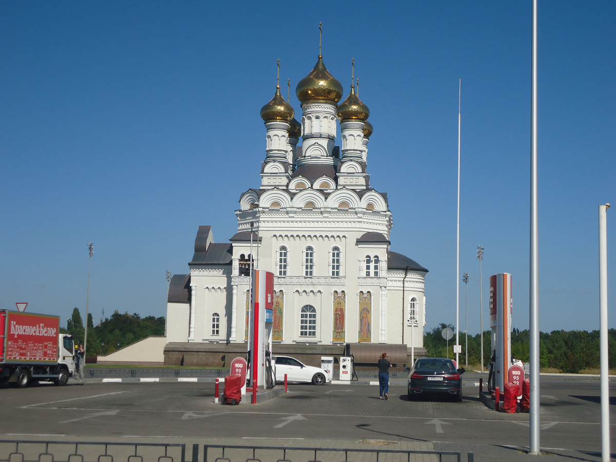 Очень красивый храм на выезде из Воронежа. Из архива автора.