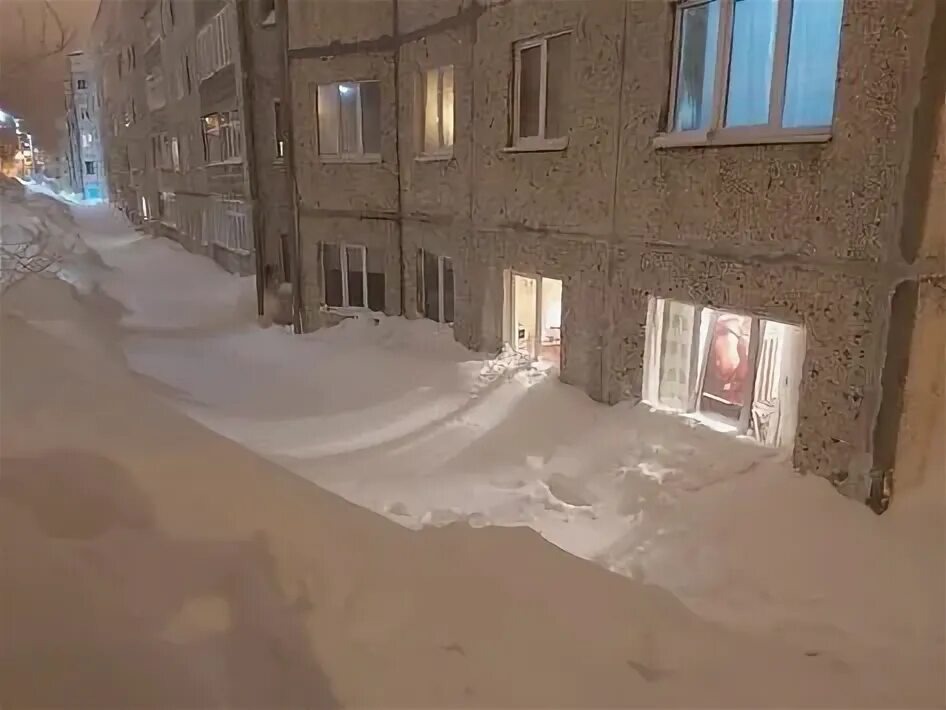 Окна домов находились почти на уровне снежного покрова.