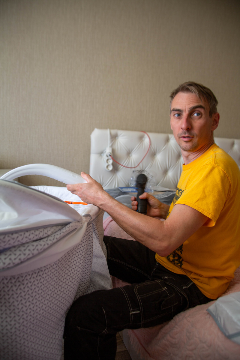 папочка люльку собирает 