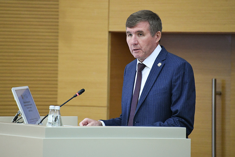    Мидхат Шагиахметов: «В условиях высоких процентных ставок нам необходимо стимулировать рост частных вложений, в первую очередь в технологические секторы экономики».   
Фото: rais.tatarstan.ru