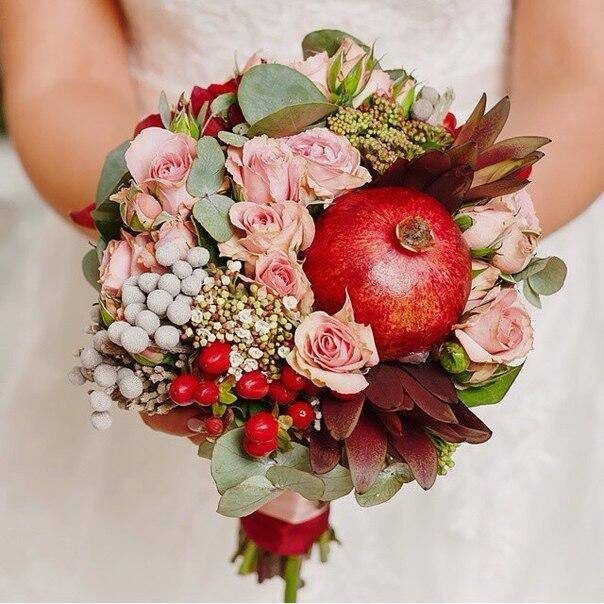 Иногда можно встретить и такие свадебные букеты, в которых присутствуют не только цветы 