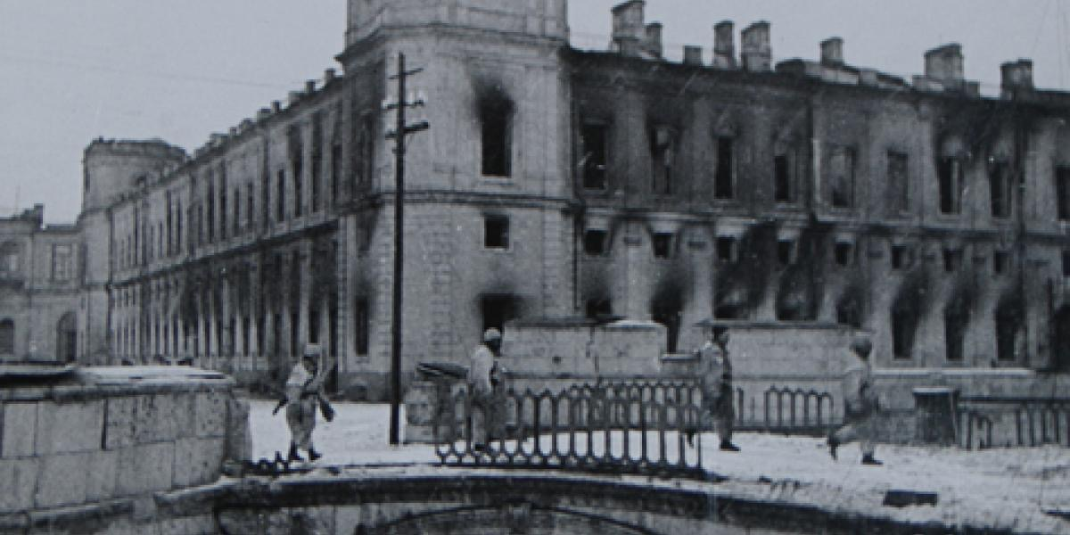 Гатчинский дворец во время войны. https://stihi.ru/2022/02/10/7630. Взято с Яндексс.Картинки