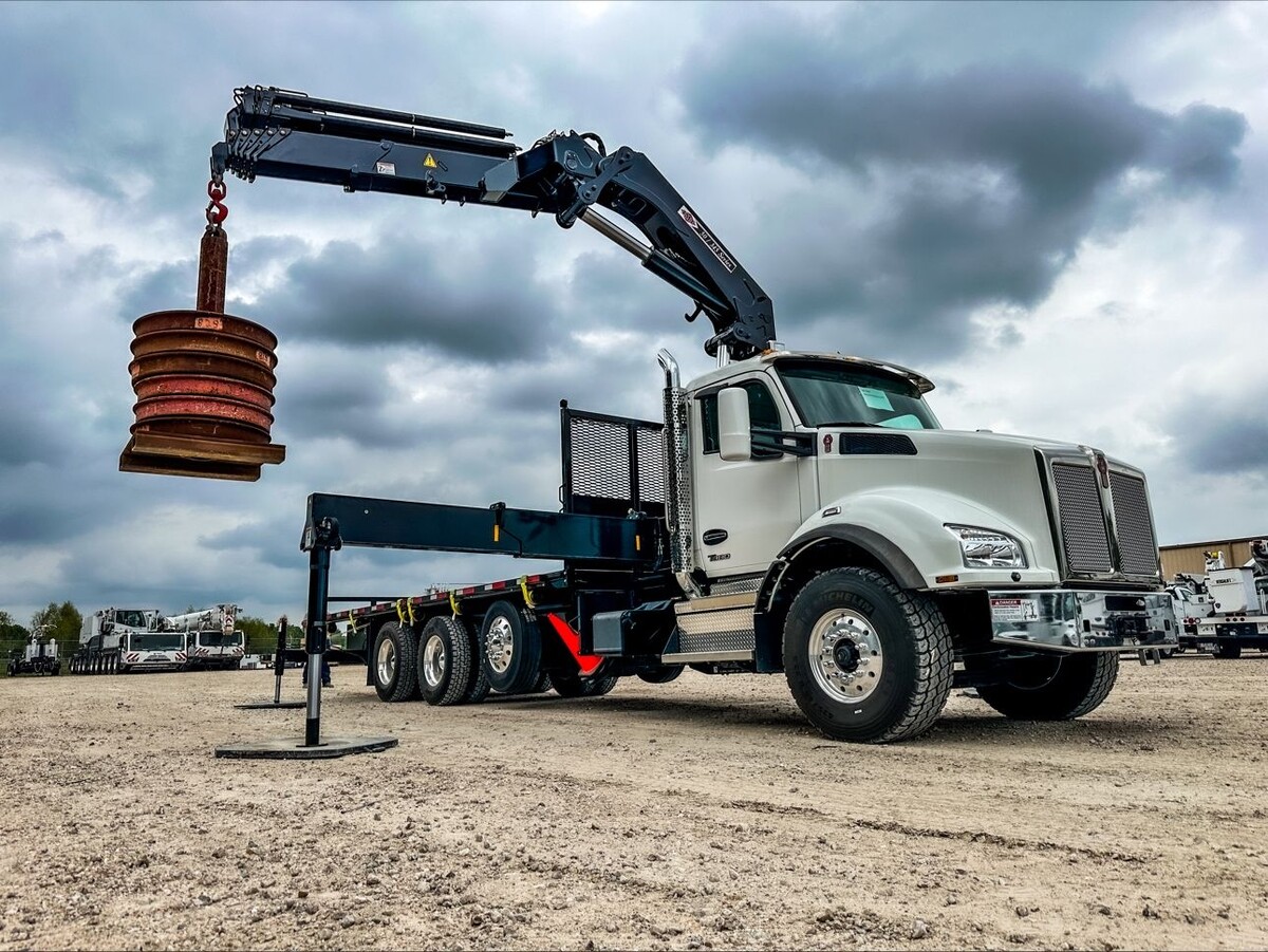 Традиционный #кранманипулятор бетонщиков - много осей и мощная КМУ