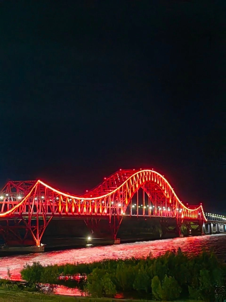    На мосту «Красный дракон» в Ханты-Мансийске появилась новая подсветка