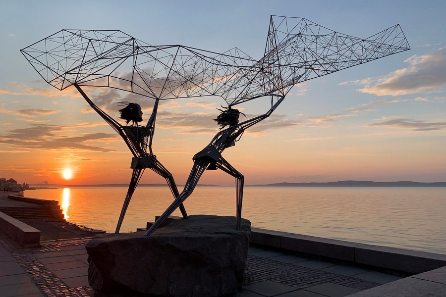 Скульптура Рыбаки на берегу озера Верхнее