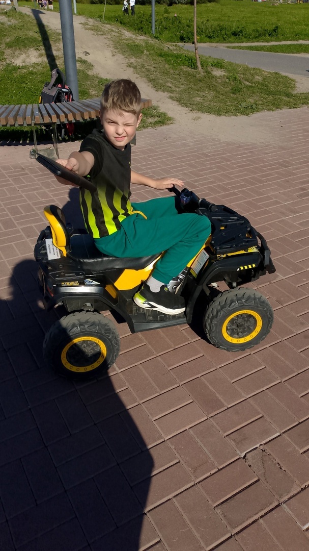 Ваня вспомнил детство. Решил покататься на машинке.