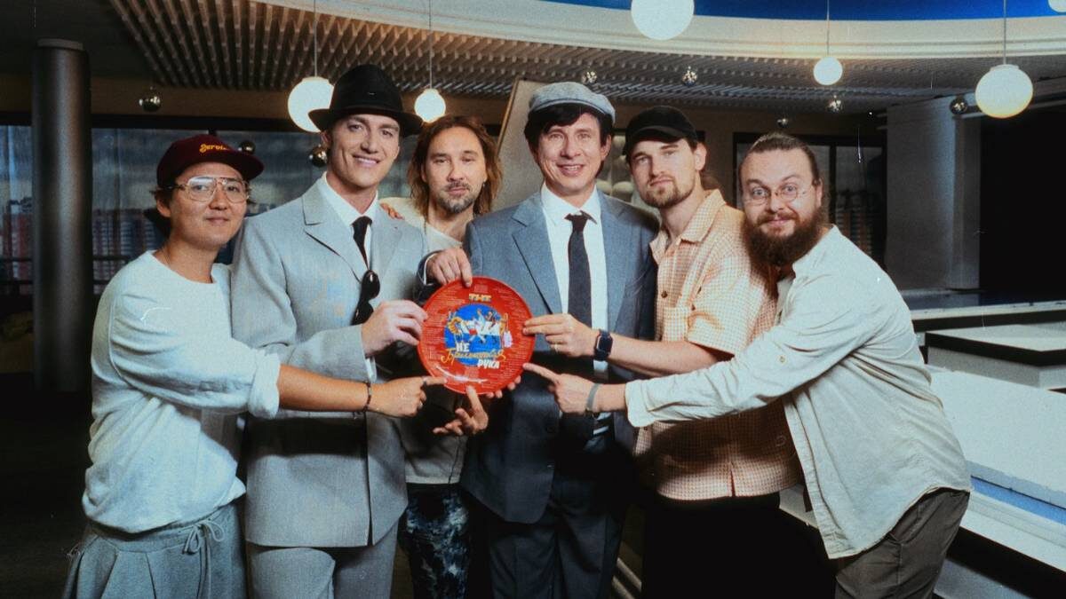    Съемочная группа дает старт съемкам нового проекта, в котором главные роли сыграют Тимур Батрутдинов (третий справа) и Алексей Воробьев (второй слева) / Фото: Телеканал ТНТ