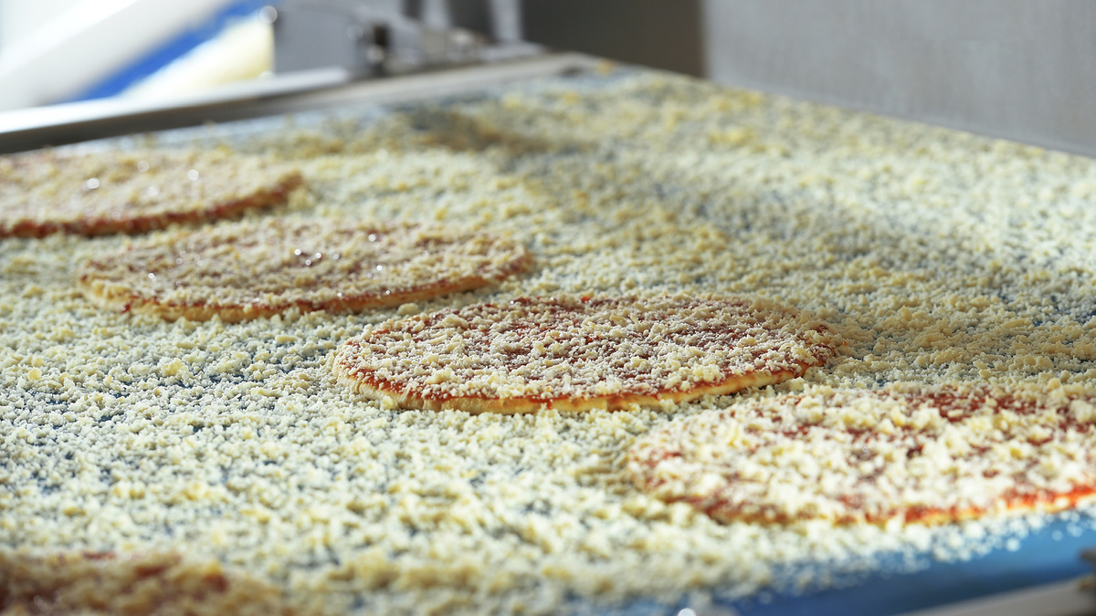 Производство пиццы «Студенческая» ТМ «ЕРМОЛИНО»