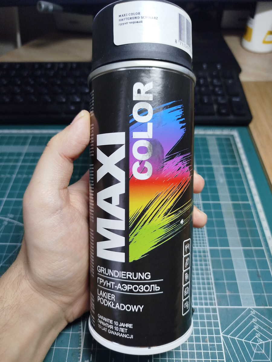 Пользуюсь этой грунтовкой уже лет 100. Ложится на смолу и пластик прекрасно, главное обезжирить. И также хорошо красится акрилом. И, что немаловажно, стоит приемлемо. Грунтовку именно чёрного цвета использую из-за банальной простоты: так как большая часть фигурок серого цвета, то легко видно, какие места у тебя загрунтованы. Аналогично, удобно потом и красить, не говоря уже о том, что с чёрным цветом проще работать в труднодоступных местах, где должна быть тень - там итак всё черно! 