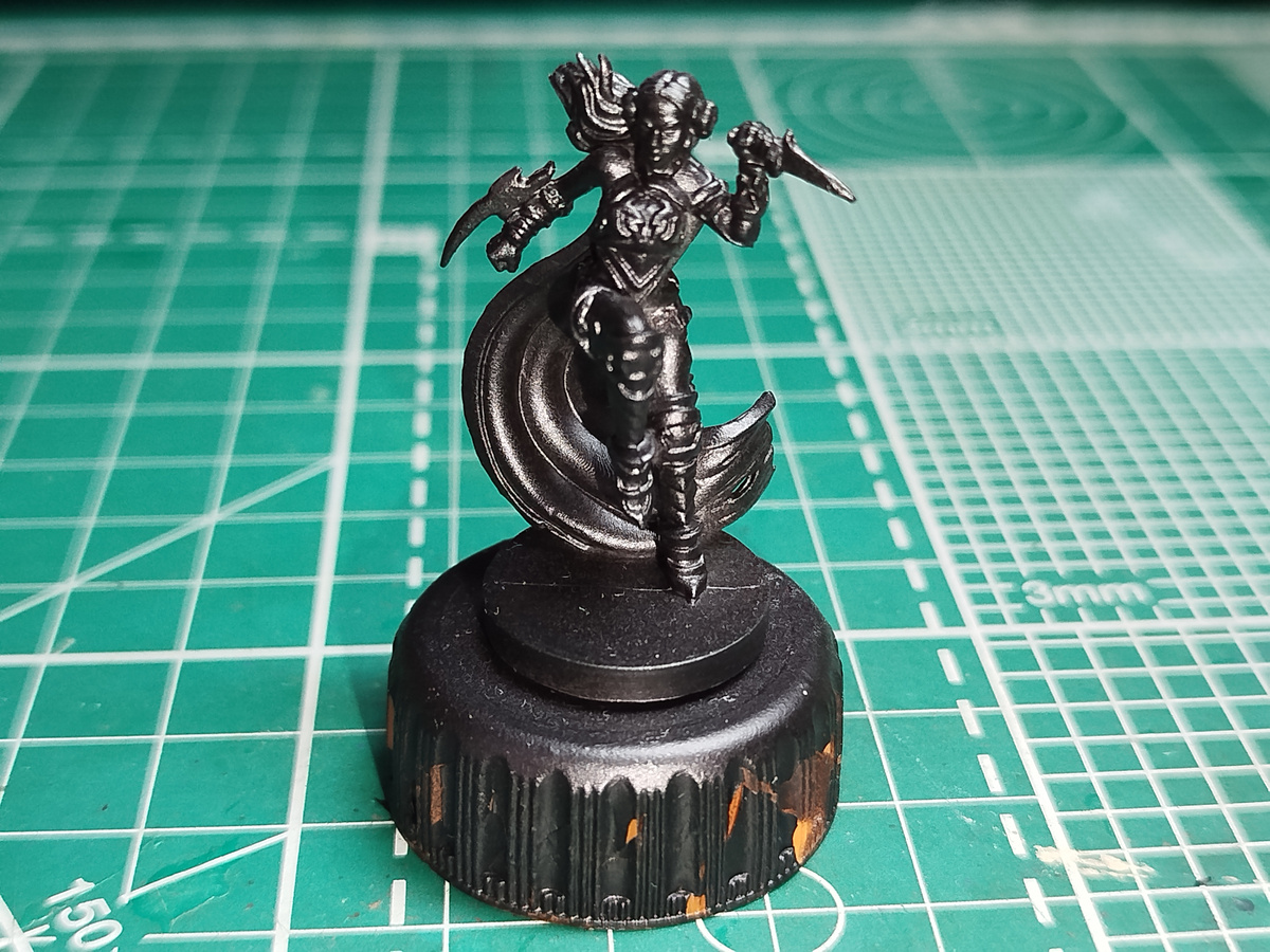 Вот так наша разбойница выглядит в грунтовке стильного чёрного цвета. Пусть вас не смущает подставка в виде крышечки - с помощью неё удобно держать и вращать модель, при этом не пачкая жирными отпечатками пальцев.