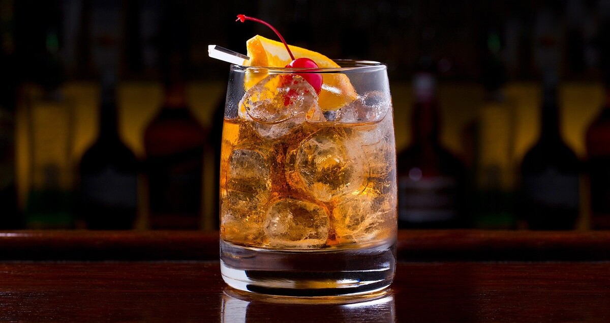 Один из самых старых коктейлей, он имеет крепкий вкус и идеально подходит для любителей сильного алкоголя.