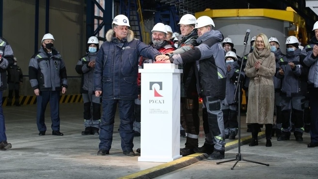 © Официальный сайт Правительства РФ / government.ru (Запуск первой серии Тайшетского алюминиевого завода в 2021 г. Суммарная площадь цехов составляет 250 тыс. кв. м. Стоимость проекта, реализация которого началась еще в 2007 г., составила свыше 85 млрд руб. Предприятие оснащено самым современным оборудованием)