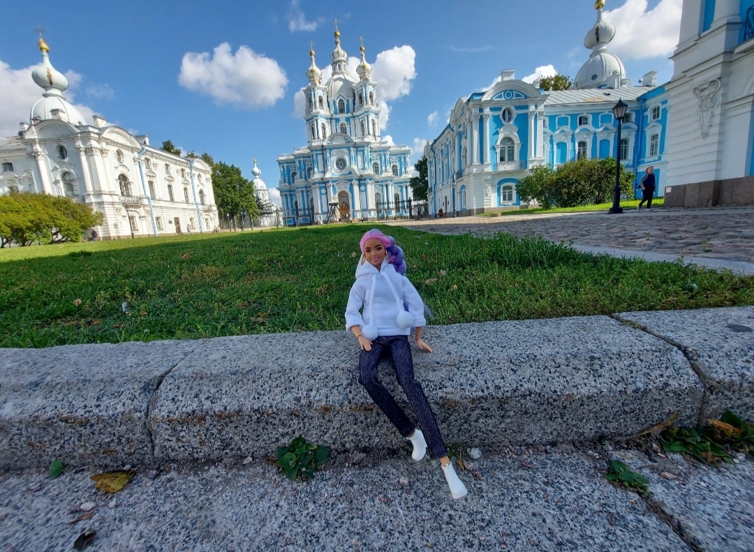 Флай перед ансамблем Смольного собора