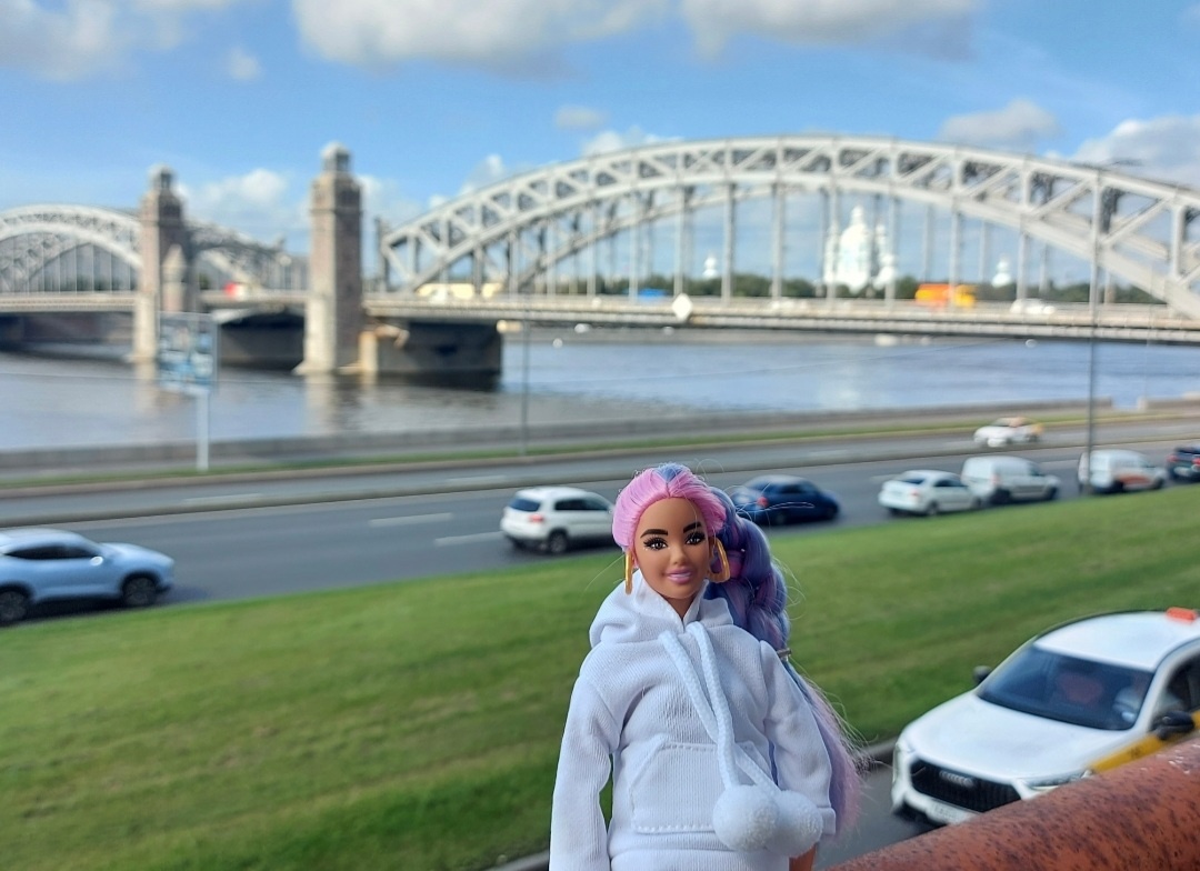 Вид на мост и вдалеке проступают контуры Смольного собора.