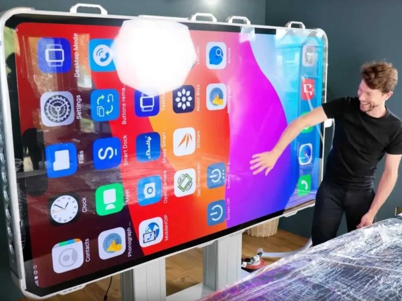    Блогеры создали самую большую в мире реплику iPhone 15 Pro Max [ВИДЕО]