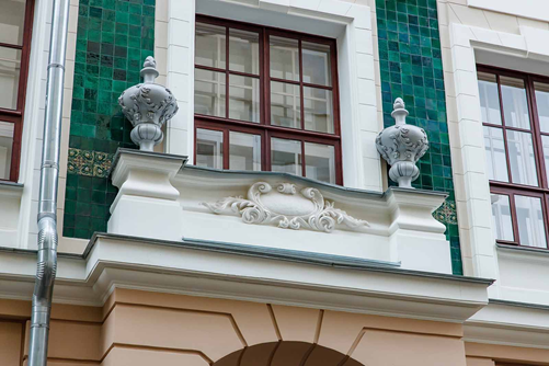 Плитка и элементы декора на фасаде Медведниковской гимназии. Источник: mos.ru