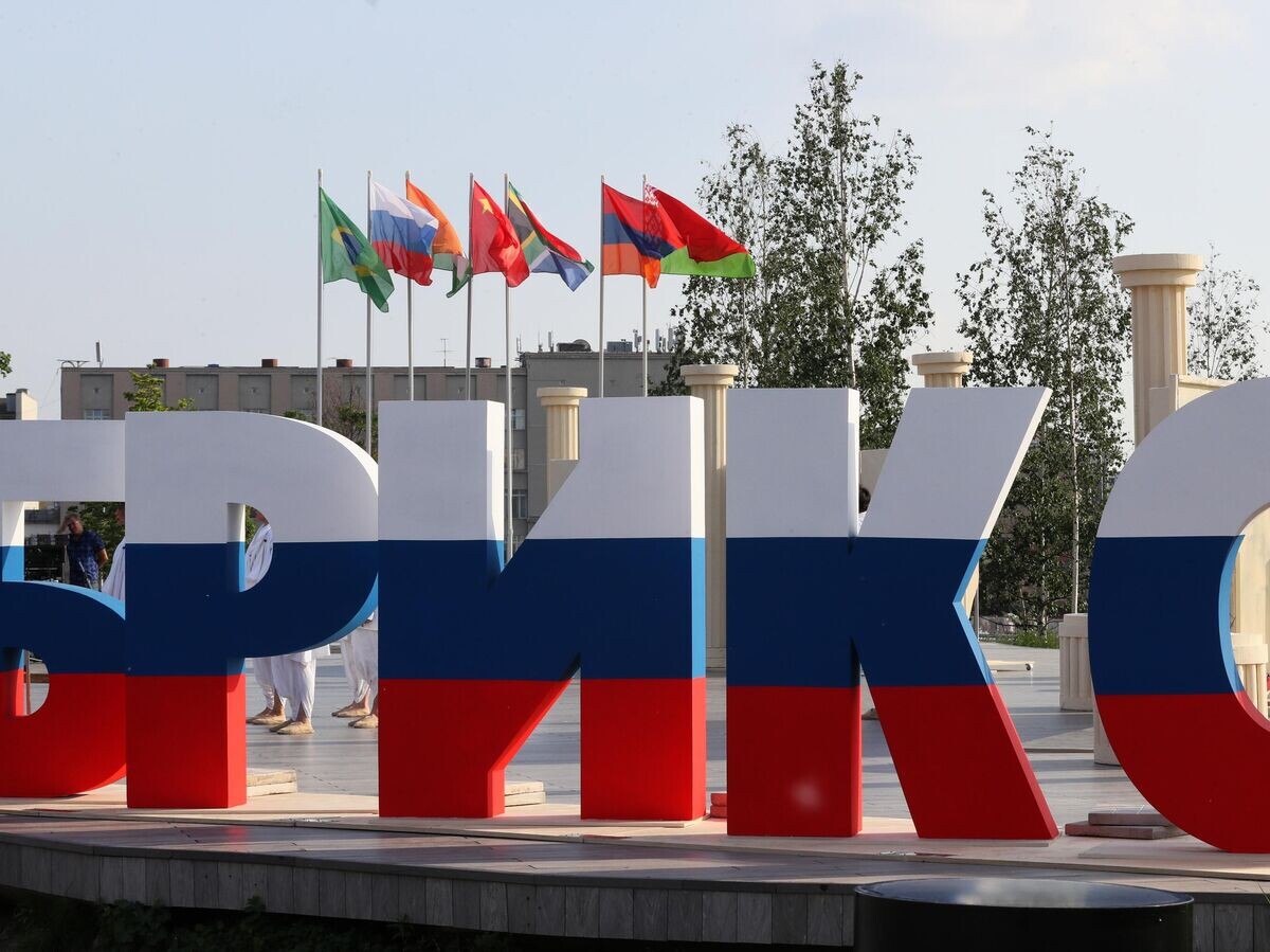    Стела на III Международном фестивале театральных школ стран БРИКС в парке "Зарядье" в Москве© РИА Новости / Антон Денисов