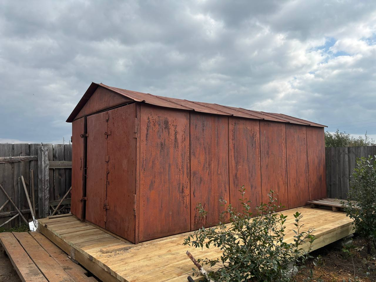 Почти кортеновская сталь на фоне хмурого уральского неба