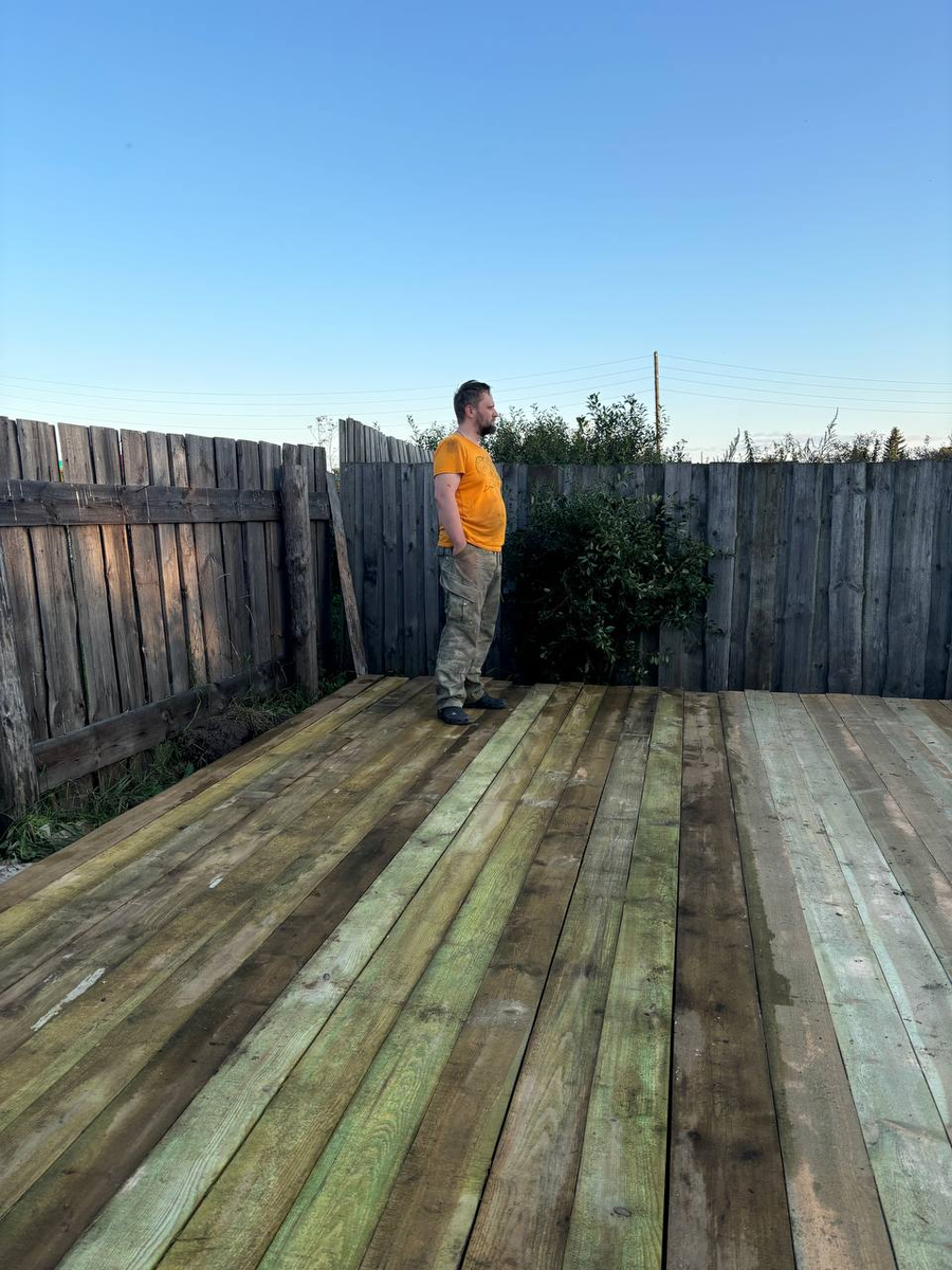 Миша обозревает будущее основание для гаража