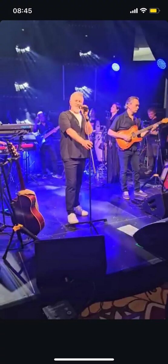 Леонид Агутин поет на свадьбе Малофеева и Львовой-Беловой. Фото: соцсети Ирины Смирновой