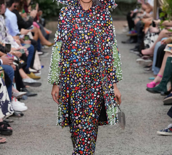 Наряд с краниками, сеть для раков и последствия скитлстрянки! - в Нью-Йорке показывают моду на весну.