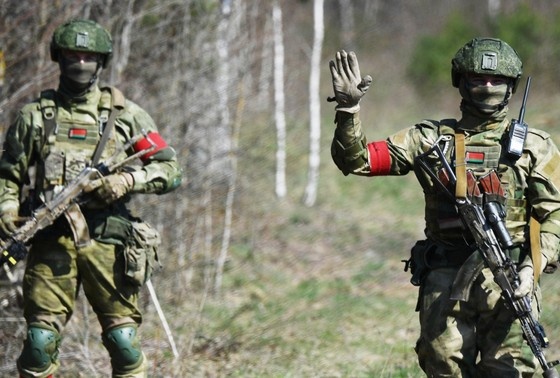    Военнослужащие десантных войск Белоруссии патрулируют белорусско-украинскую границу