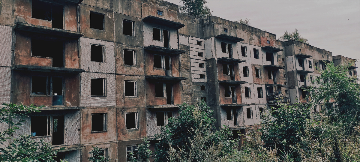 Уже без окон, без дверей...