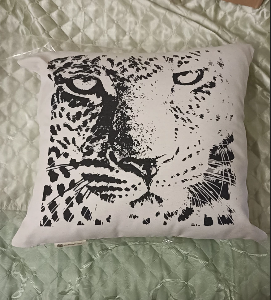 Пришла хорошо запакованная. Рисунок оказался большим, не таким как на фото. Сама подушка плотная. Нам понравилась. Брали в 🎁подарок. Просто супер. Рекомендую.