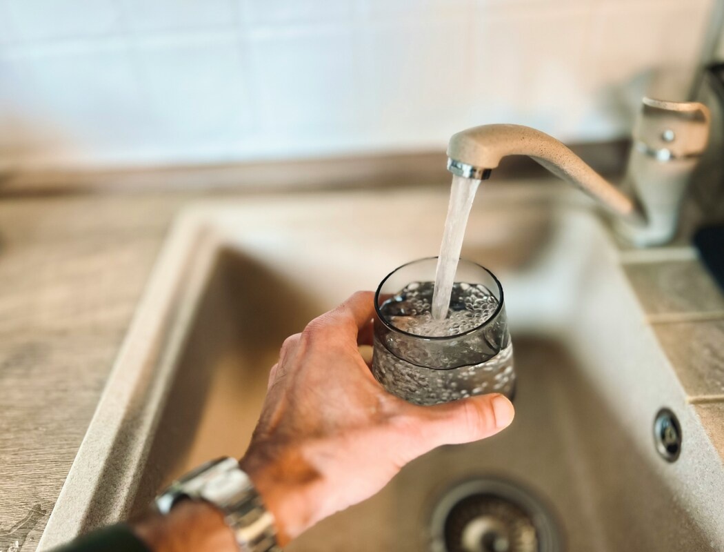 При изменении качества воды из-под крана можно обратиться в УК.  Фото: unsplash.com