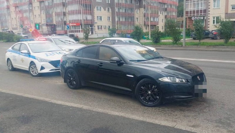 Безбашенная свадьба: Ягуар в Красноярске завершил путь на штрафстоянке