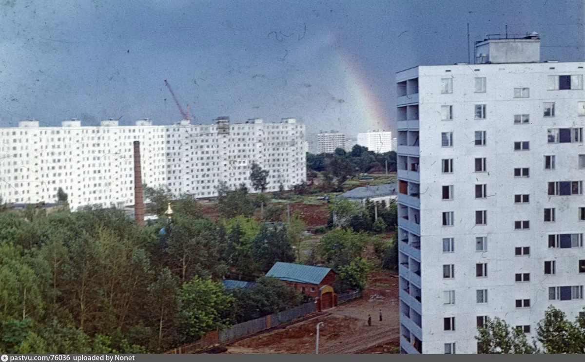 На деревянные домики "наступают" многоэтажные дома. Фото из дзен