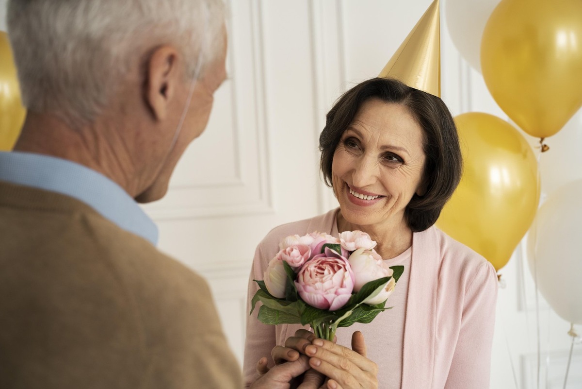    Даже спустя 32 года совместной жизни не забывайте о романтических подарках.