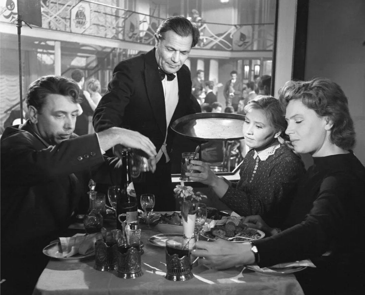 Кадр из к/ф «Приходите завтра» где героиня заказывает в ресторане 6 стаканов чая 