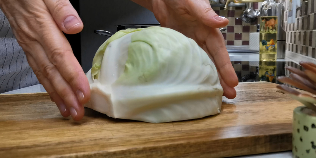 Никогда раньше не ела такой вкусной капусты. Готовлю уже третий раз за неделю и хочется еще. Гениальный рецепт и самое главное простой