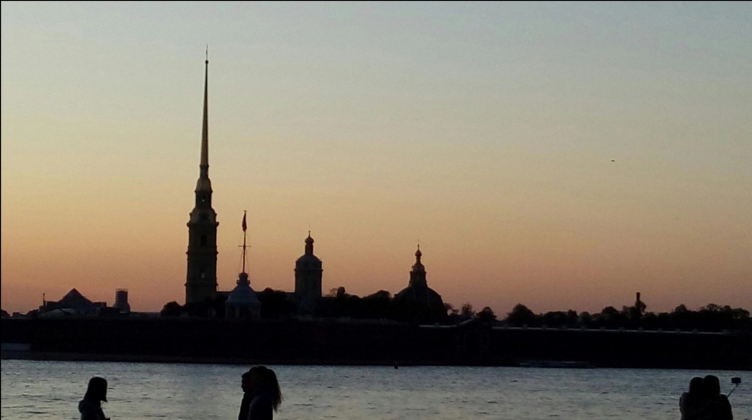 Глубокая поздняя ночь. Петропавловская крепость. Фотография из личного архива. 