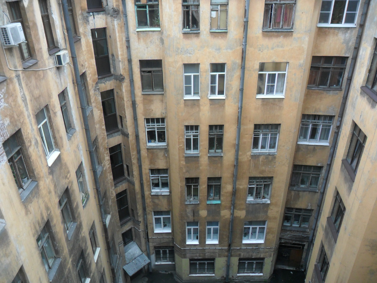 Двор-колодец. Вид из окна мини-отеля.