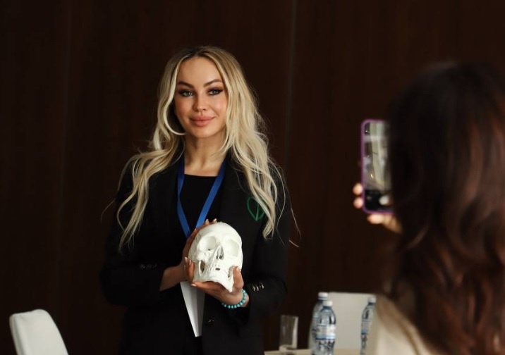 Алёна Николаевна САРОМЫЦКАЯ, врач дерматолог, косметолог высшей категории, диетолог, сертифицированный тренер ведущих европейских компаний, преподаватель кадавер курса Университета Максимилиана Людвига (Германия), член американской Ассоциации специалистов по лазерной хирургии ASLM, действующий спикер российских и международных конгрессов по эстетической медицине и косметологии, бьюти-эксперт ведущих федеральных СМИ