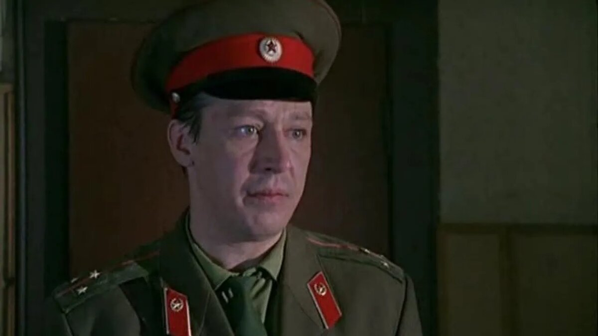 Помните эпизод? За жестокую шутку по отношению к рядовому из капитанов угодить в старлеи (на 3 года)