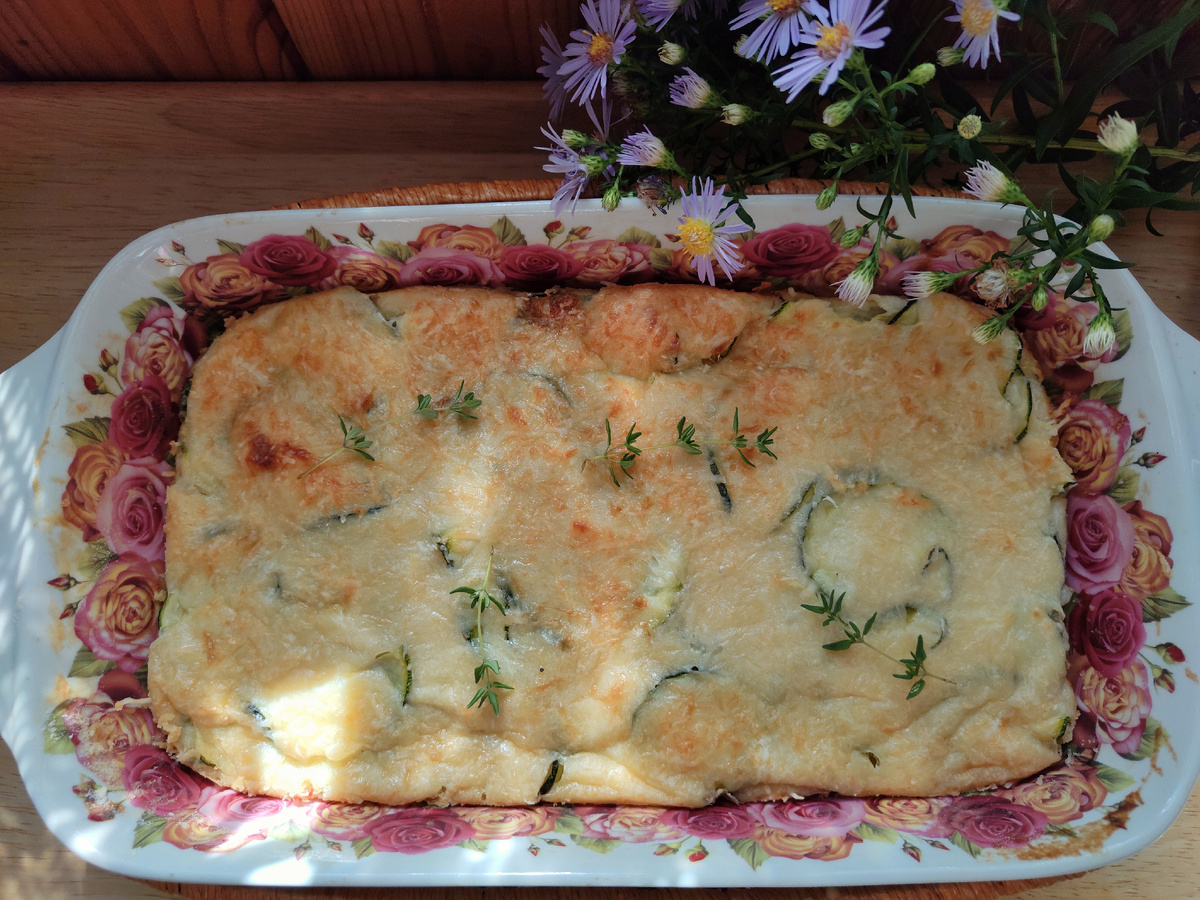 Получается по-летнему и очень аппетитно. Этот тосканский пирог вкусен и только что испечённым, и в остывшем виде. Удобно брать с собой на пикник и в дорогу. 