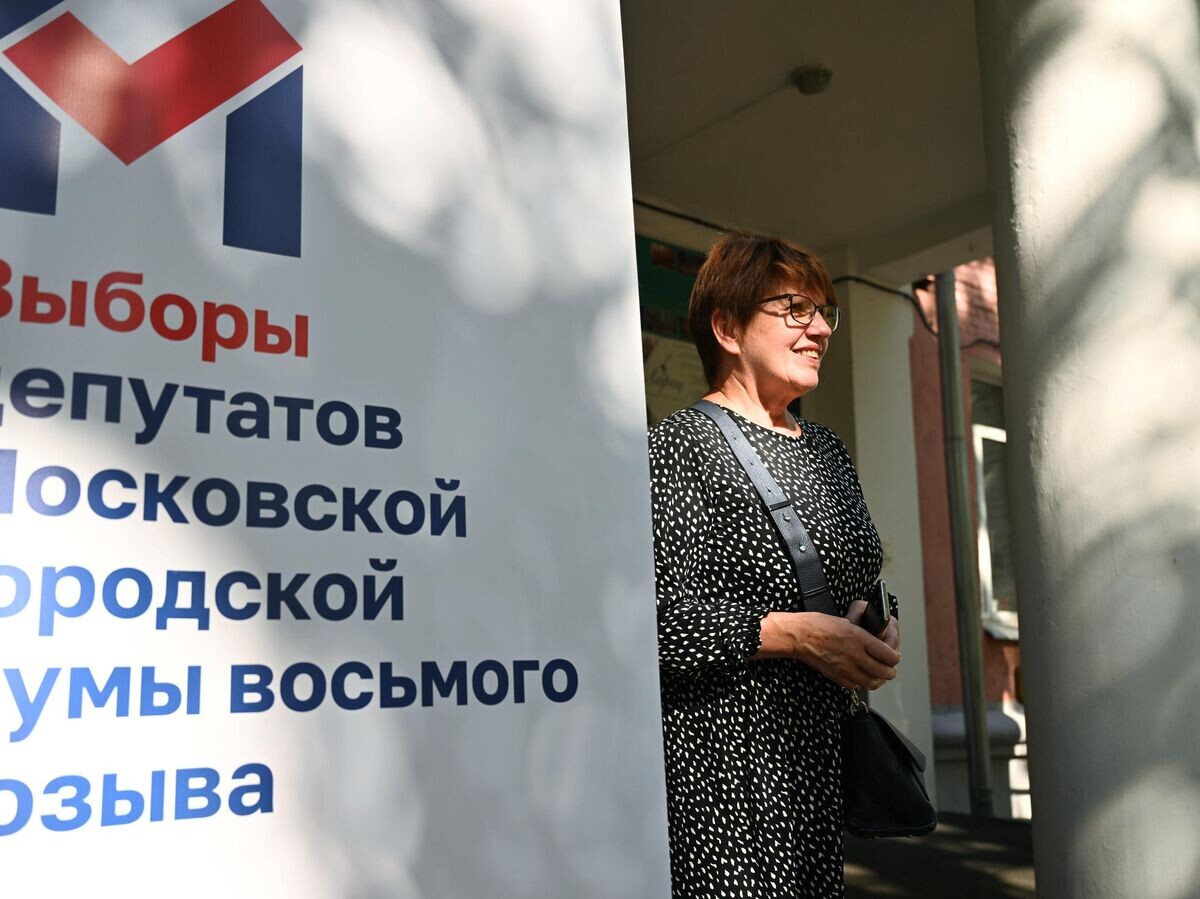   Женщина у входа на избирательный участок в школе No1236 им. С.В. Милашенкова в Москве© РИА Новости / Пелагия Тихонова