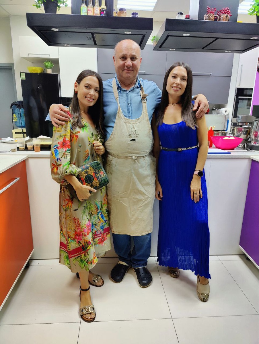 Илья Лазерсон @zonalazersona с Ириной и Мариной SESTRY MAMYTINY, мы в наших нарядах, конечно же)