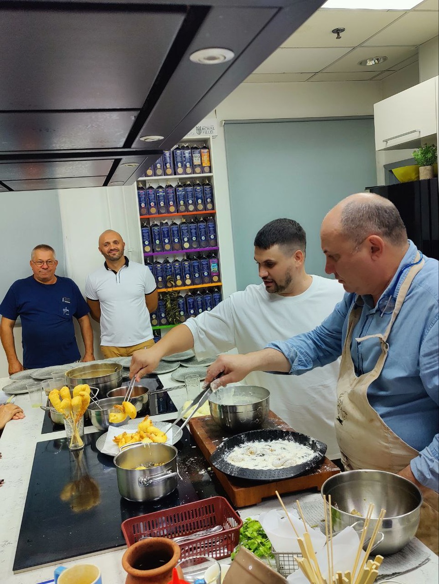 Оказывается, на кулинарные курсы ходят не только женщины, но и очень интересные мужчины! Девочки, берите на заметку)