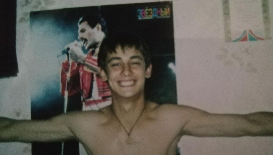 Риналь с детства сильно заикается, но это не помешало ему стать актером