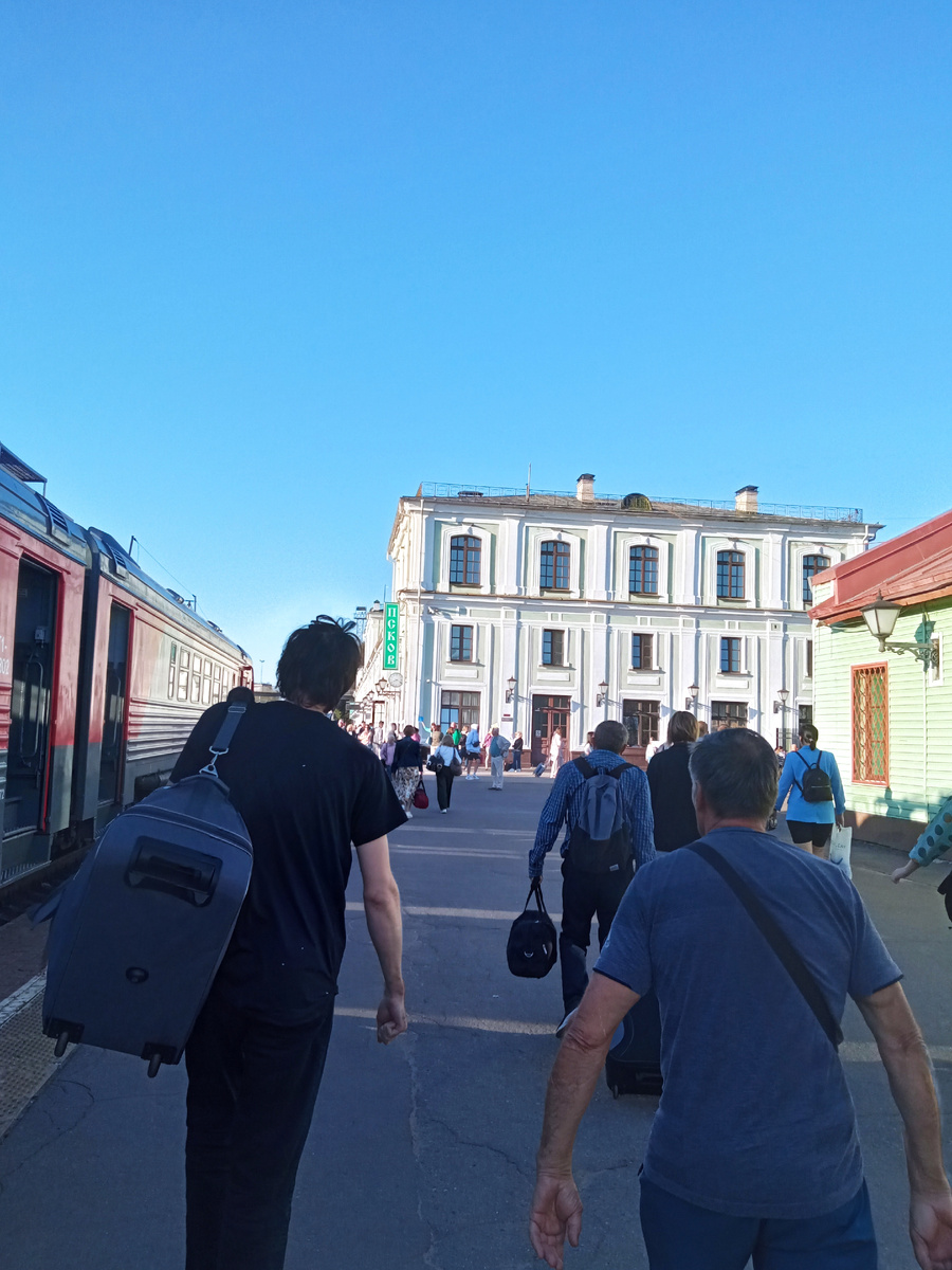 Утром сошли на Псковскую землю